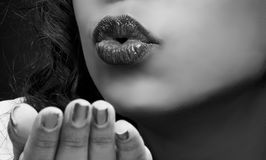 mujer-que-sopla-un-beso-37624445